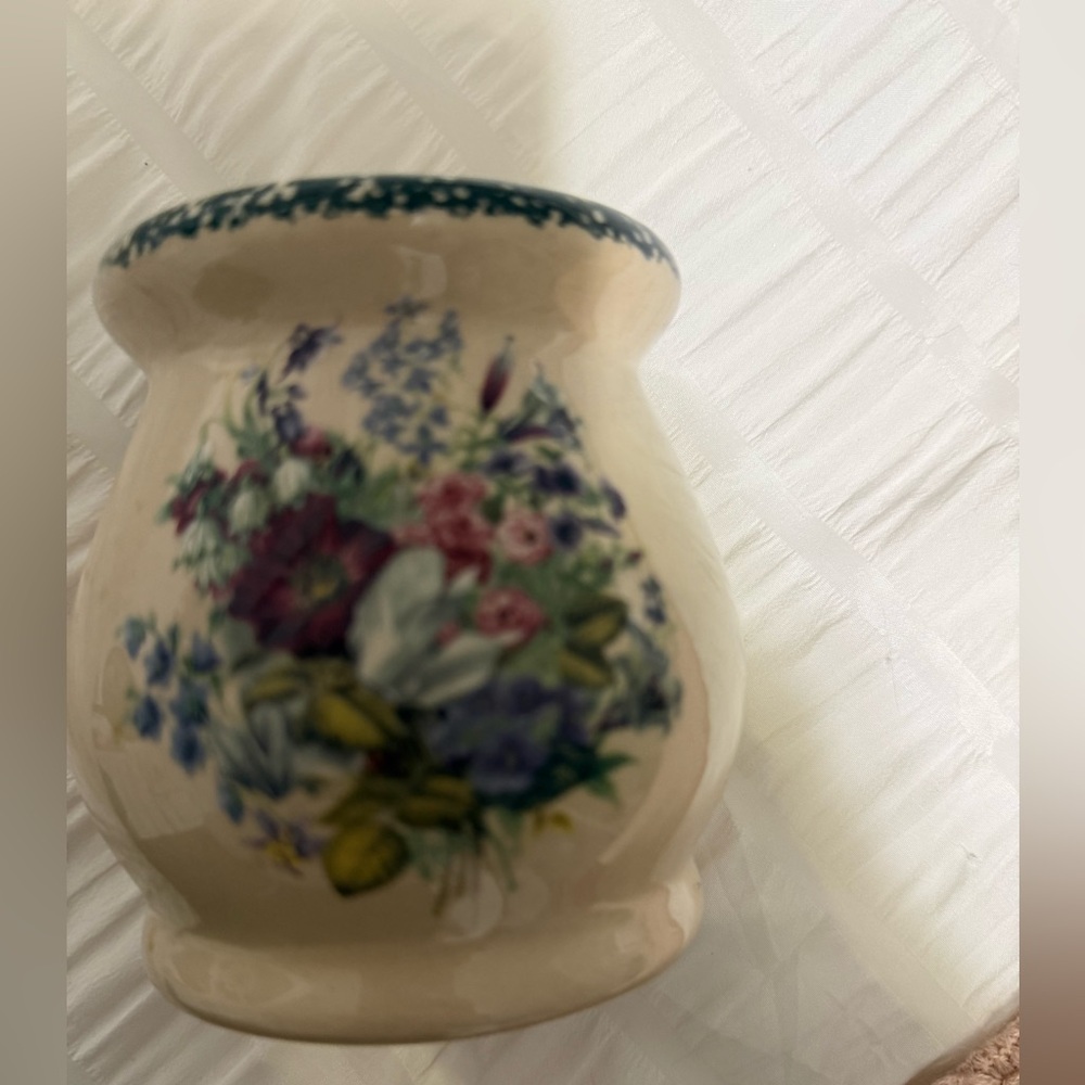 Cream Floral Ceramic tart warmer - Decorative Home Accent